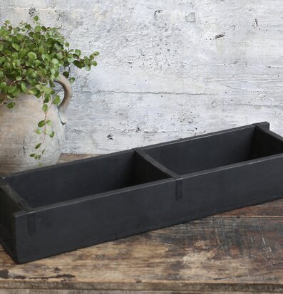 Bild av rustik charm med svart trälåda och växter