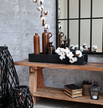 Bild av rustik interiör med antik trälåda och spegel