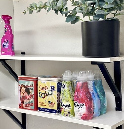 Plåtburk Tvättmedel #2 från Bromma Kortförlag på vit hylla