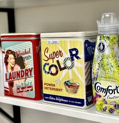 Plåtburk Tvättmedel #1 från Bromma Kortförlag på hylla