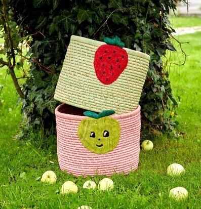 Foto av charmiga korgar i frodig utomhusmiljö