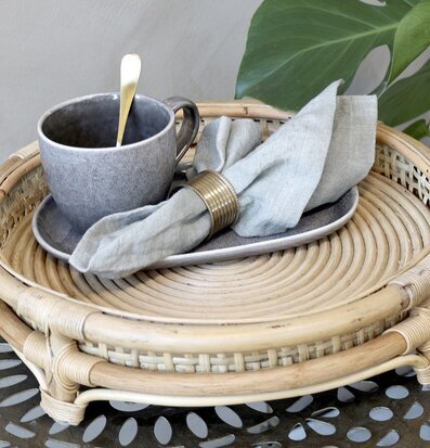 Bild av rottingbricka med elegant och naturlig stil