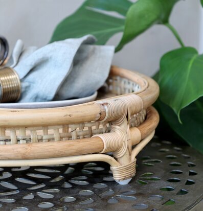 Bild av elegant rottingbricka med vardagslyxdetaljer