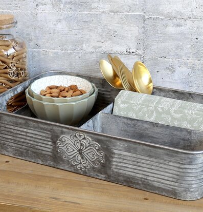 Foto av elegant zinkbricka med gröna skålar och bestick