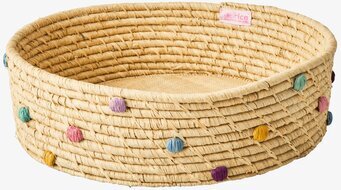 Foto av stor rund korg i raffia med färgglada prickar