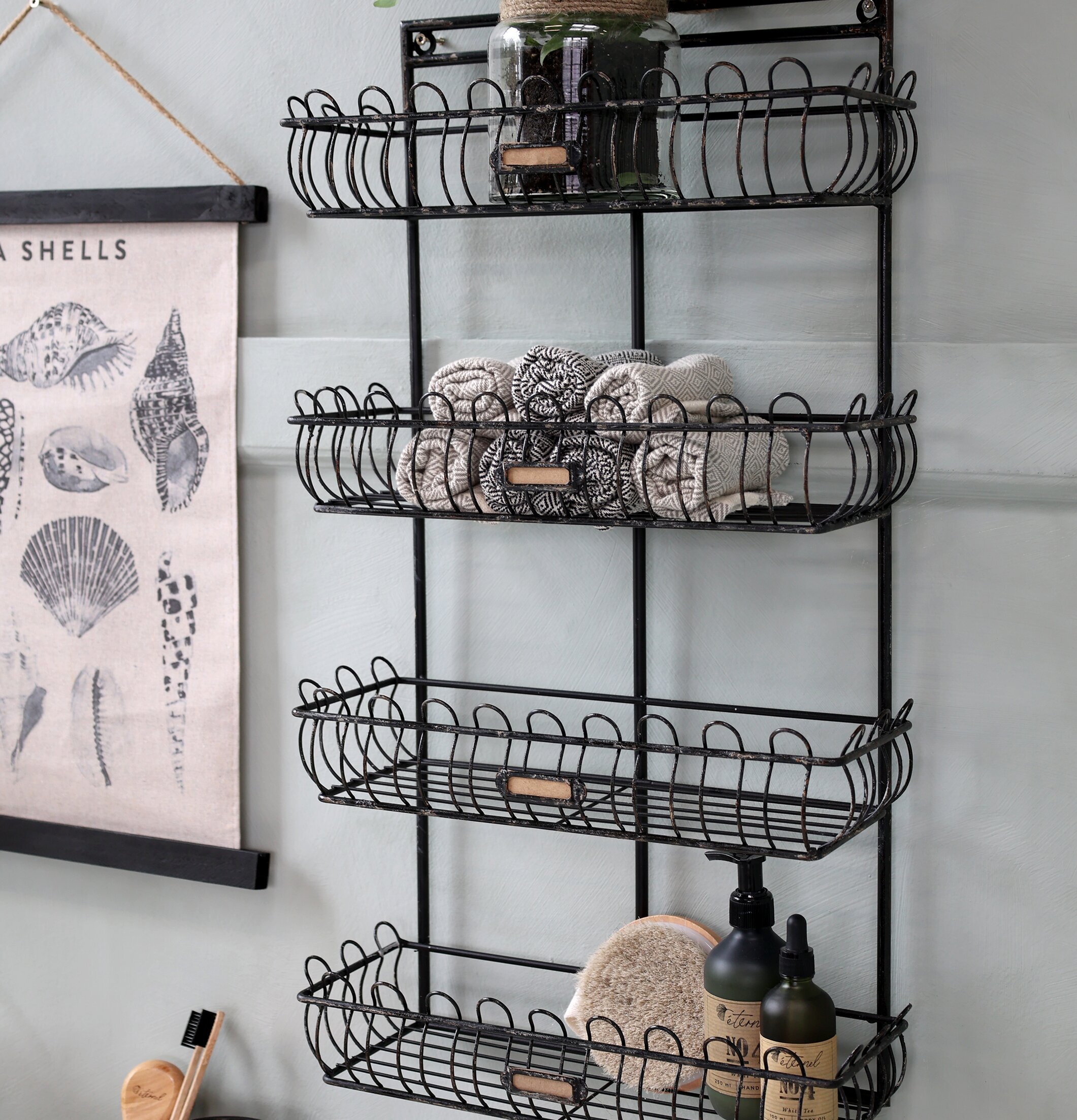 Foto av elegant inredd interiör med vägghylla