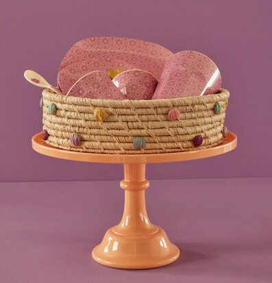 Bild av rund korg med färgglada bollar och keramikfat