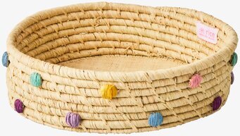 Bild av dekorativ rund korg i raffia med färgprickar