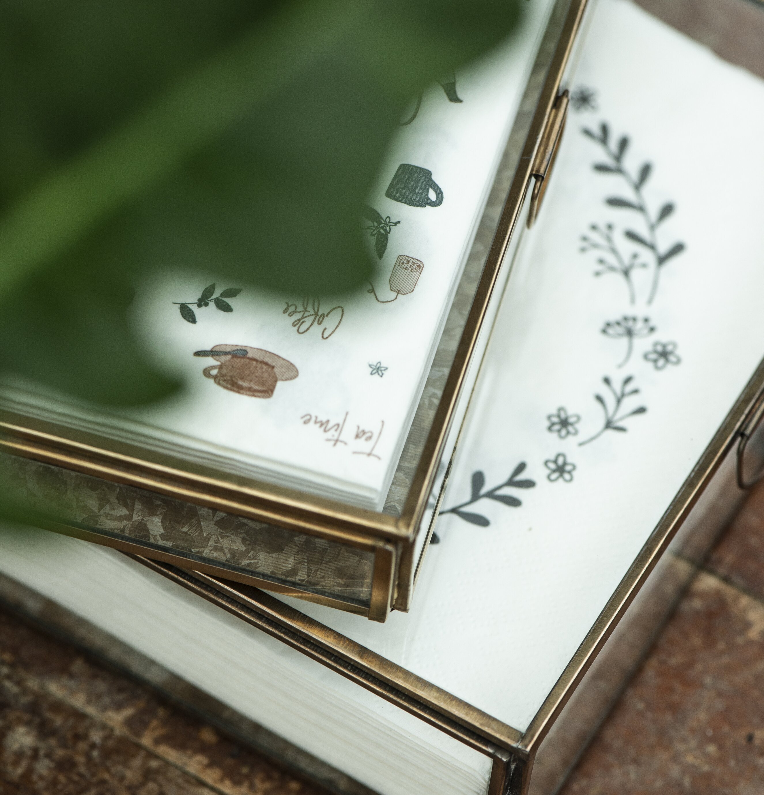 Glasbox Avlång Solitaire Mässing från IB Laursen på träbord