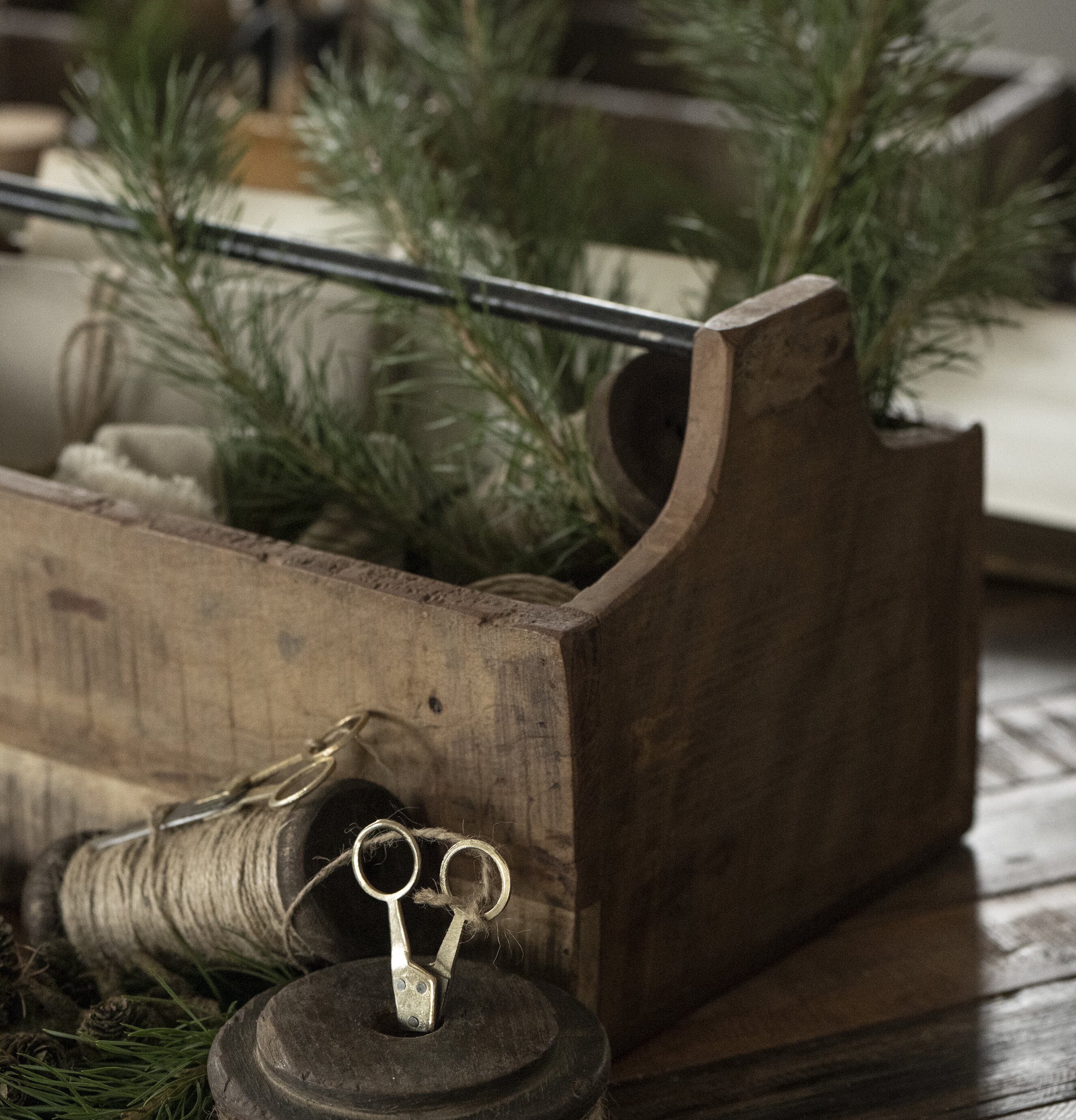 Bild av rustik trälåda med järnhandtag och detaljer