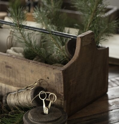 Bild av rustik trälåda med järnhandtag och detaljer