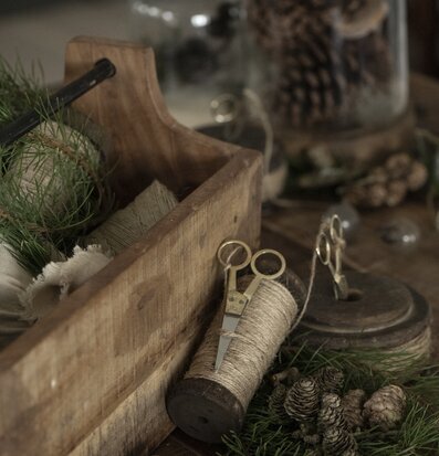 Foto av rustik trälåda med naturinslag och dekorationer