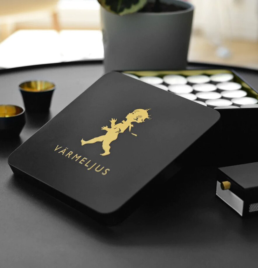 Plåtburk Värmeljus Svart/Guld från Solstickan på mörk yta