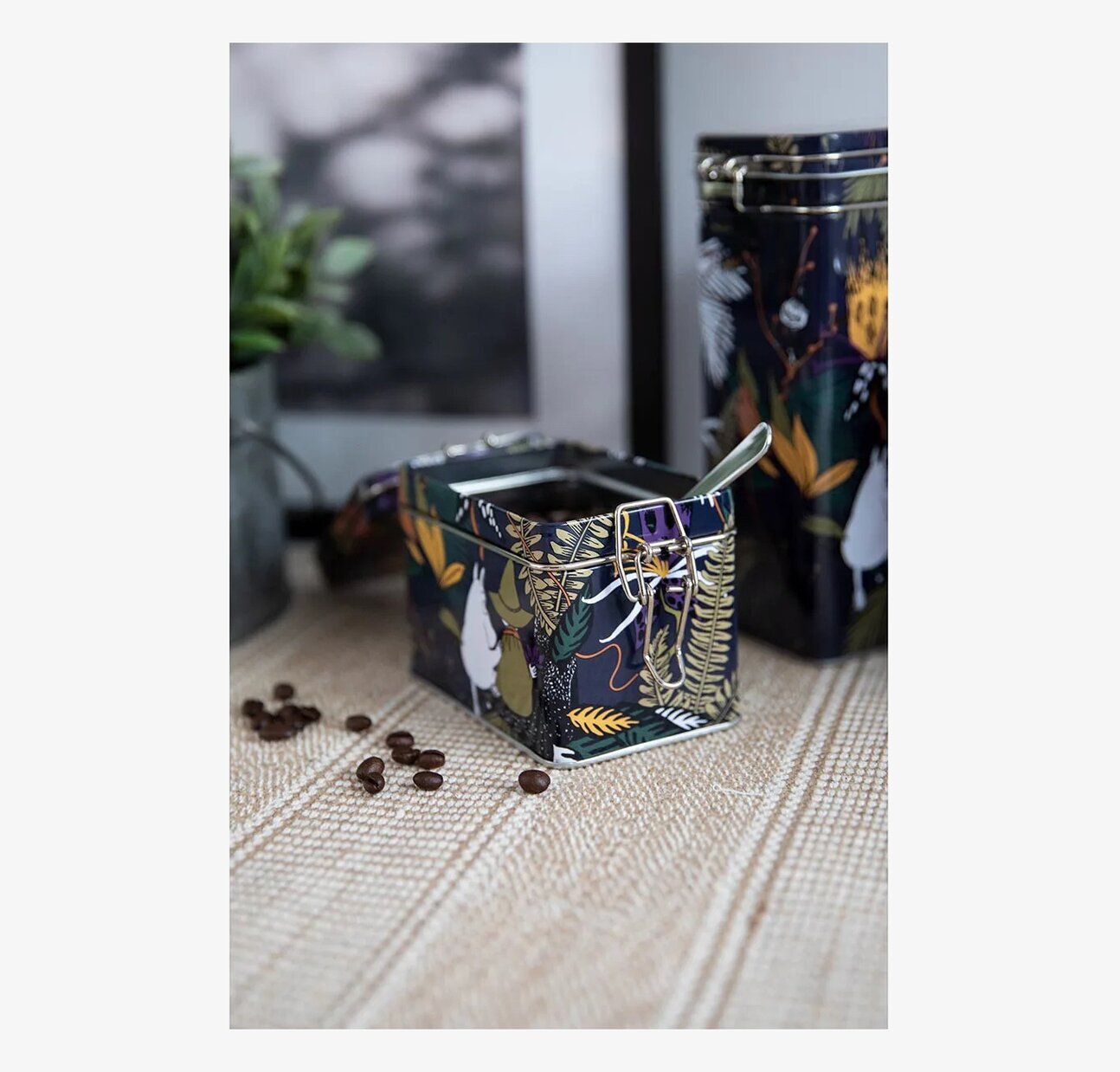 Plåtburk Te Mumin Orkide från Moomin by Martinex i köket