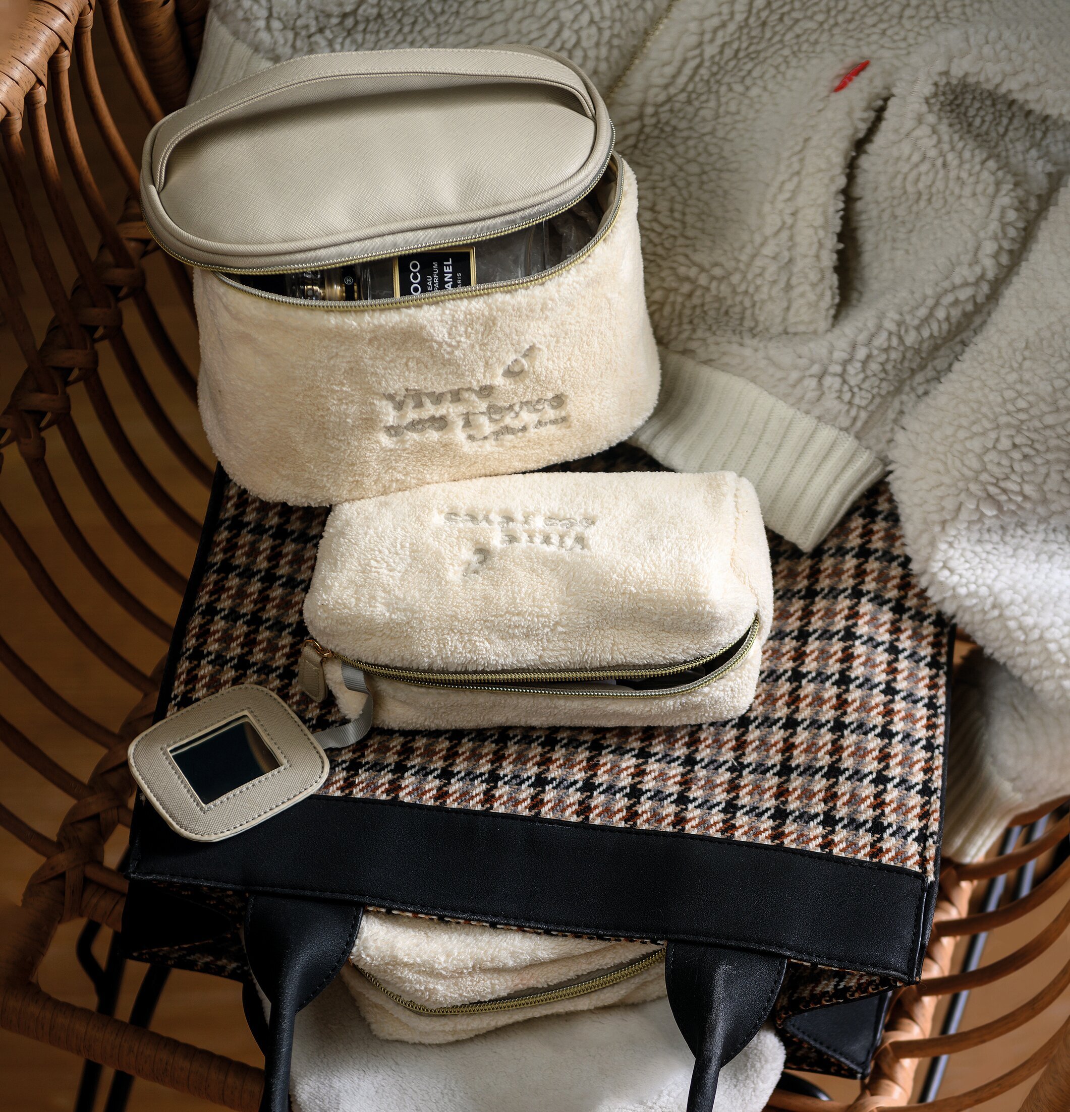 Necessär - Vivre ses rêves från Derriére la porte på stol