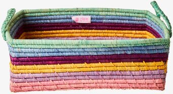 Foto av färgglad och stor raffiakorg med handtag