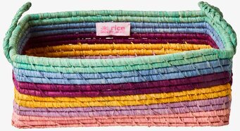 Foto av färgglad korg med raffia och praktiska handtag