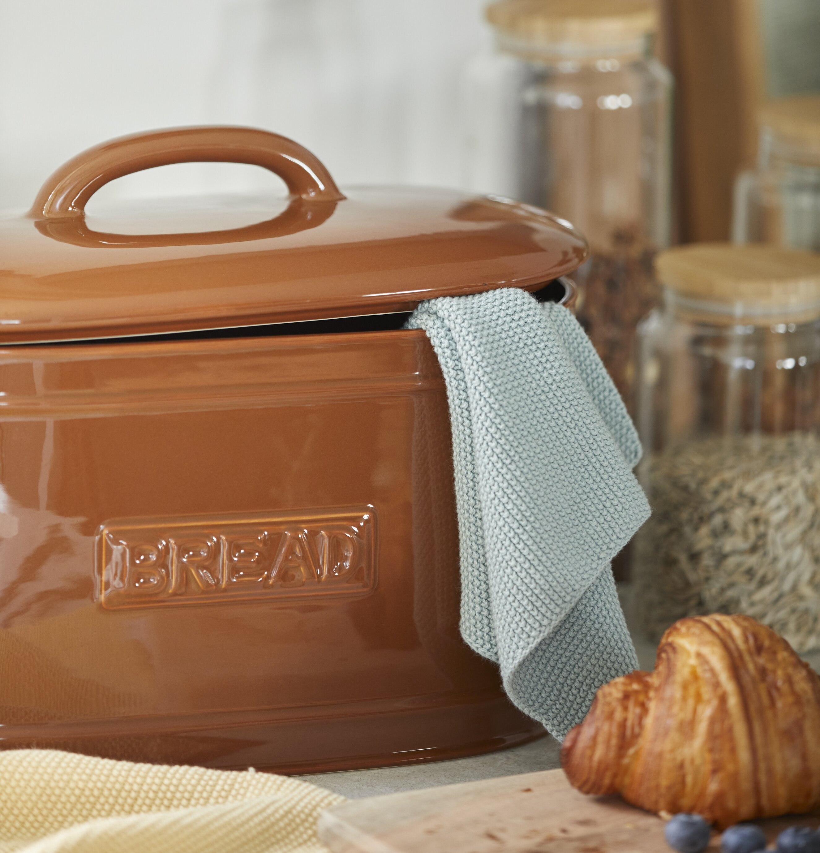 Brödbox Oval Brun från IB Laursen i en organiserad köksmiljö
