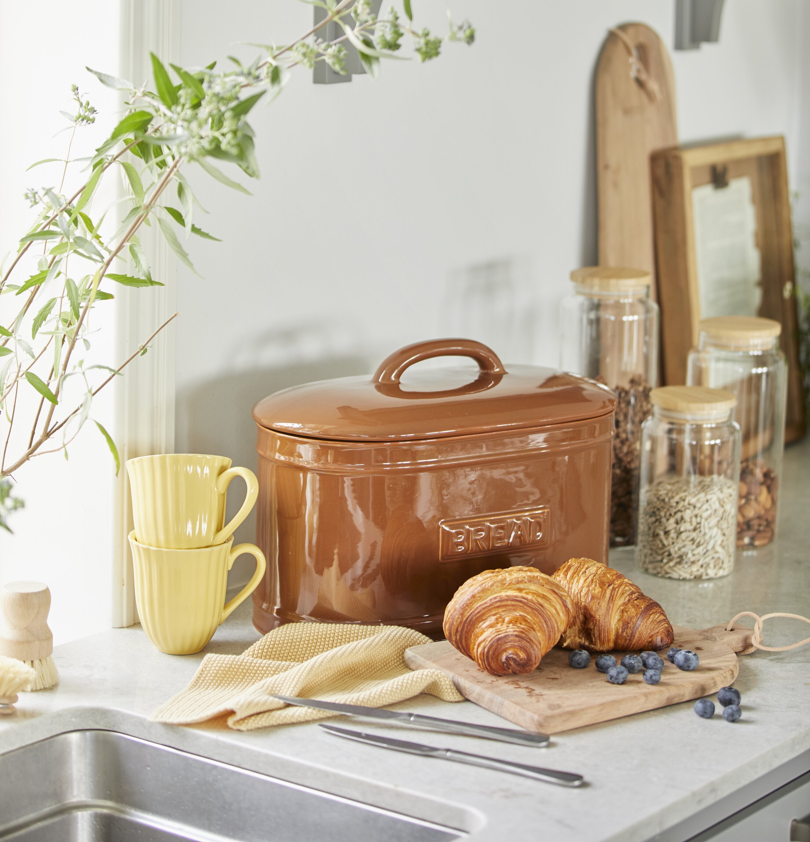 Brödbox Oval Brun från IB Laursen på en ljus arbetsbänk