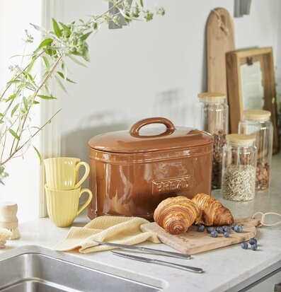 Bild av stilfullt kök med elegant brödbox och detaljer