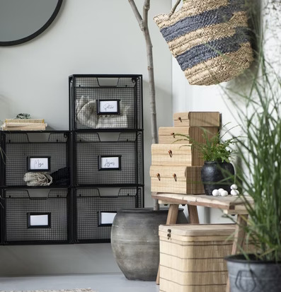 Bild av harmonisk och modern inredning med förvaring