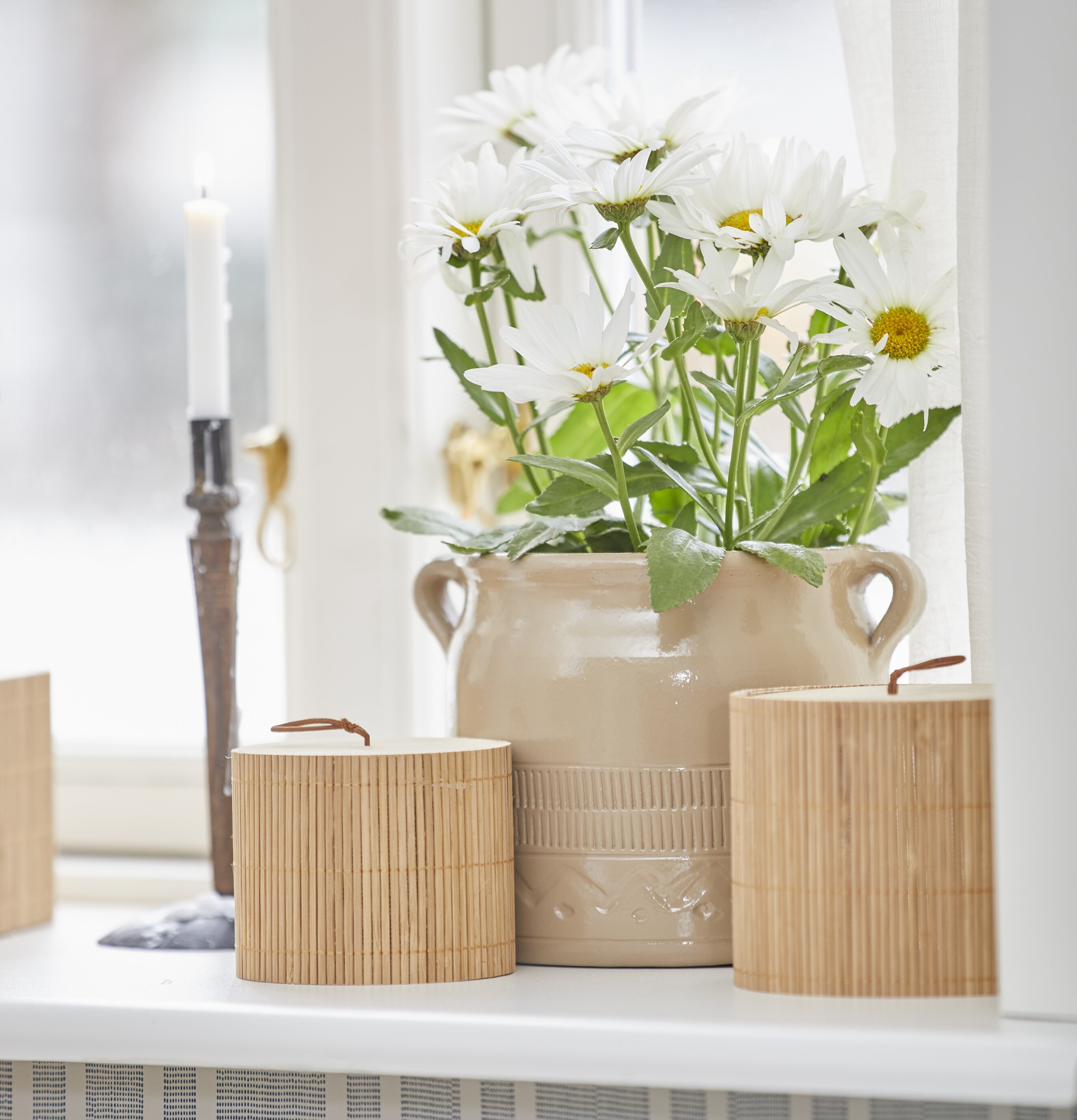 Foto av harmonisk fönsternisch med bambulådor