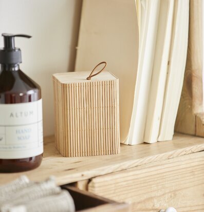 Bild av harmonisk hylla med naturlig inredning