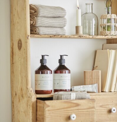 Bild av trähylla med eleganta detaljer och förvaring