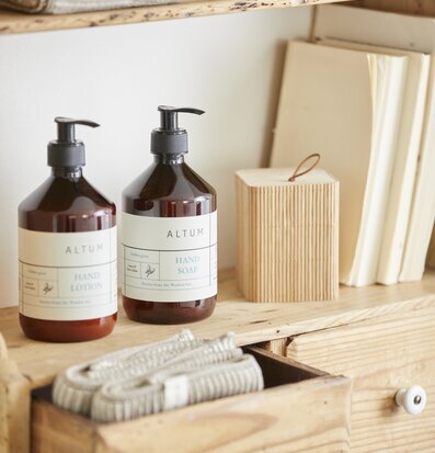 Bild av harmonisk hyllarrangemang med eleganta detaljer