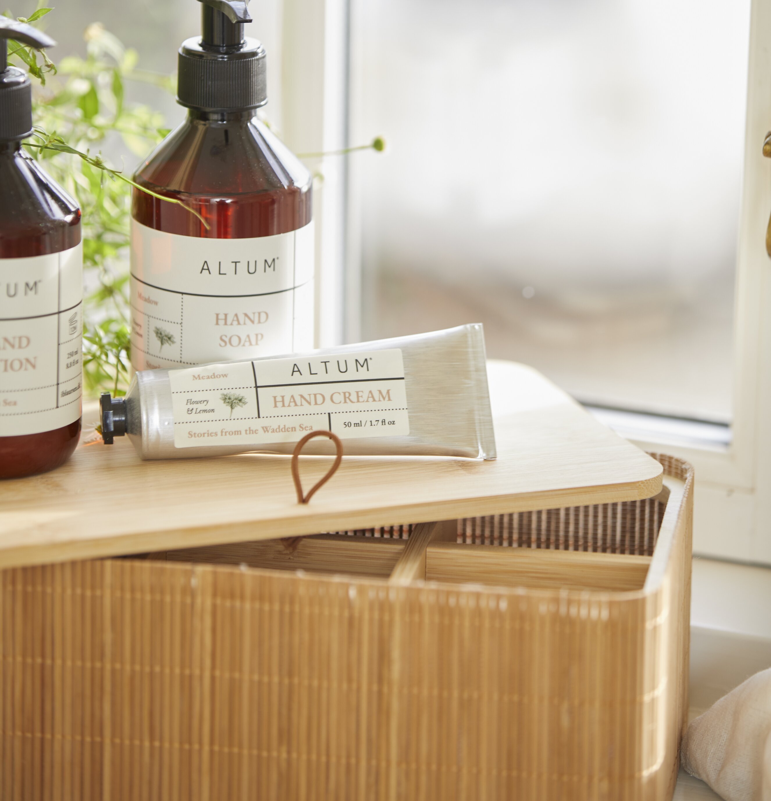 Bild av elegant bambulåda med sex praktiska fack