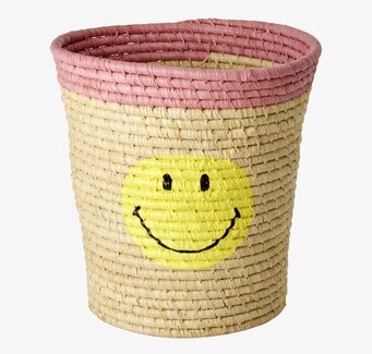 Bild av rund korg med smiley i raffia-material