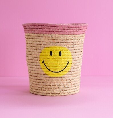 Bild av rund korg i raffia med glad smiley-design