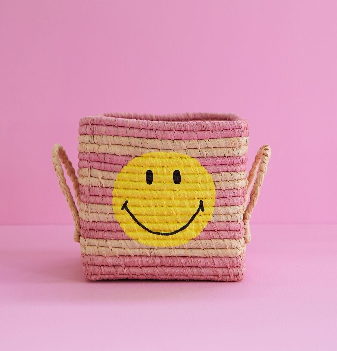 Bild av färgglad korg med smiley och rosa bakgrund