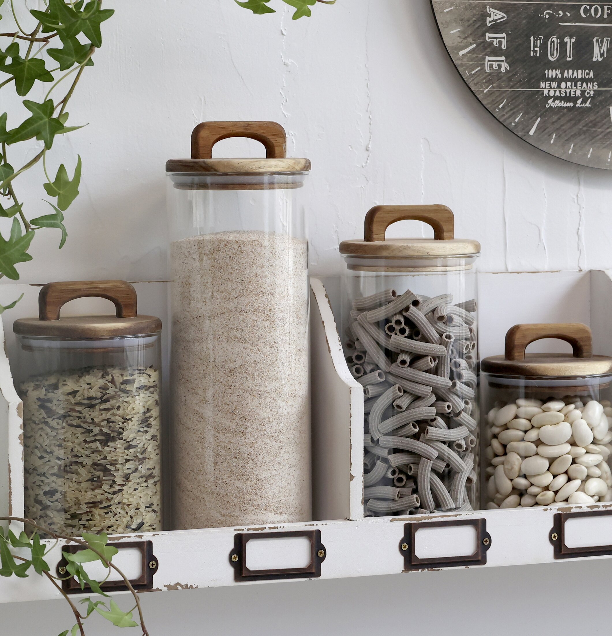 Bild av stilrena glasburkar i hemtrevlig miljö