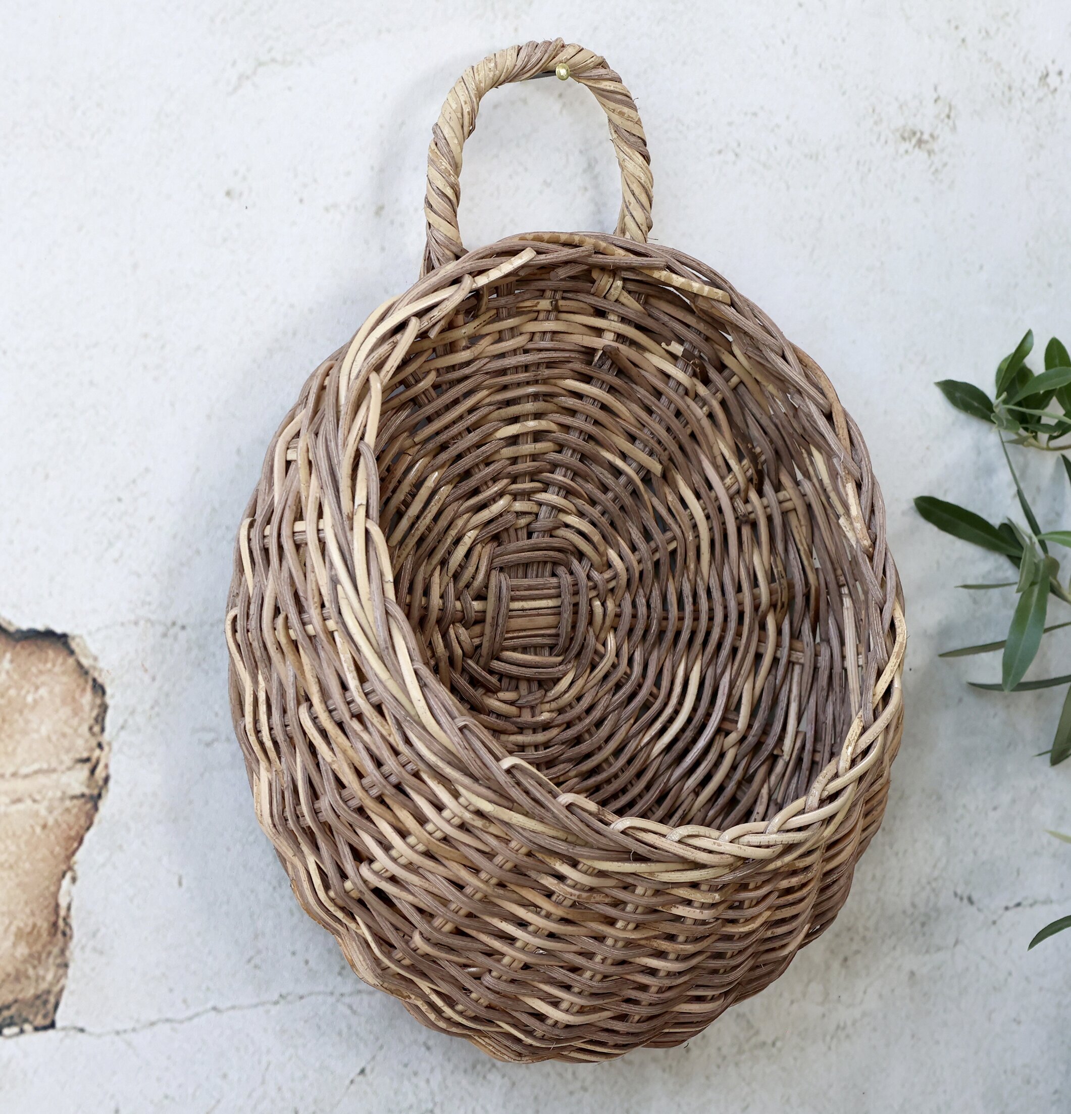 Väggkorg Rotting Med Handtag från Chic Antique på vit vägg