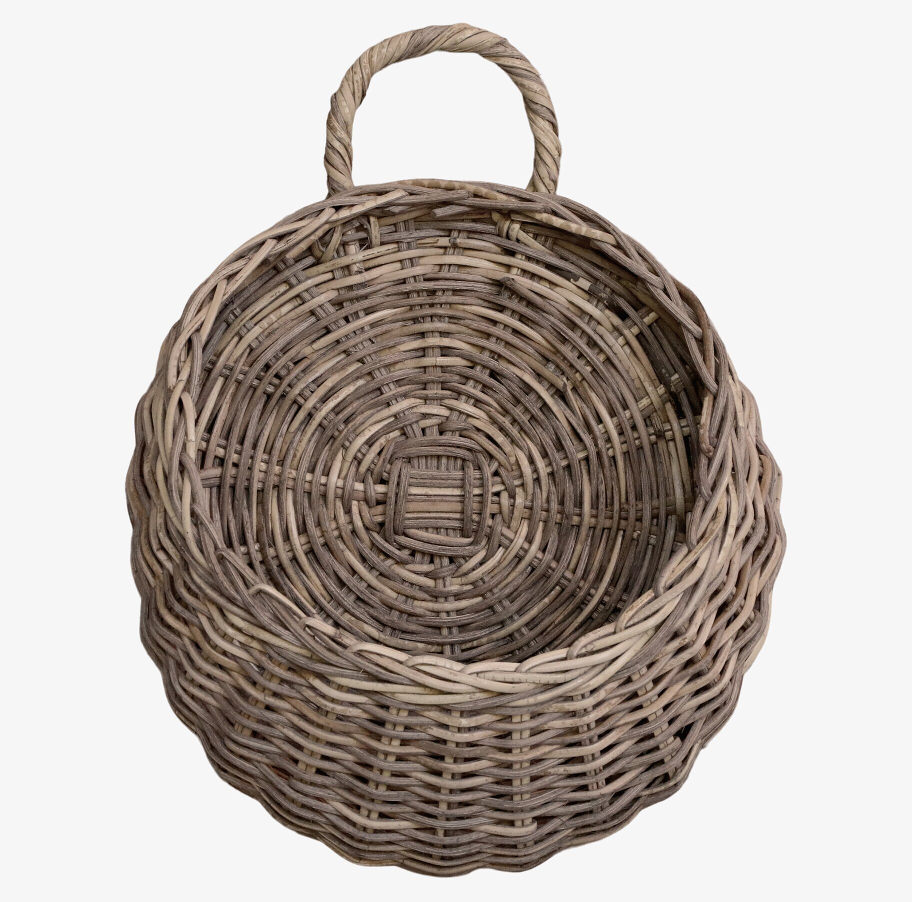 Väggkorg Rotting Med Handtag från Chic Antique på en vägg