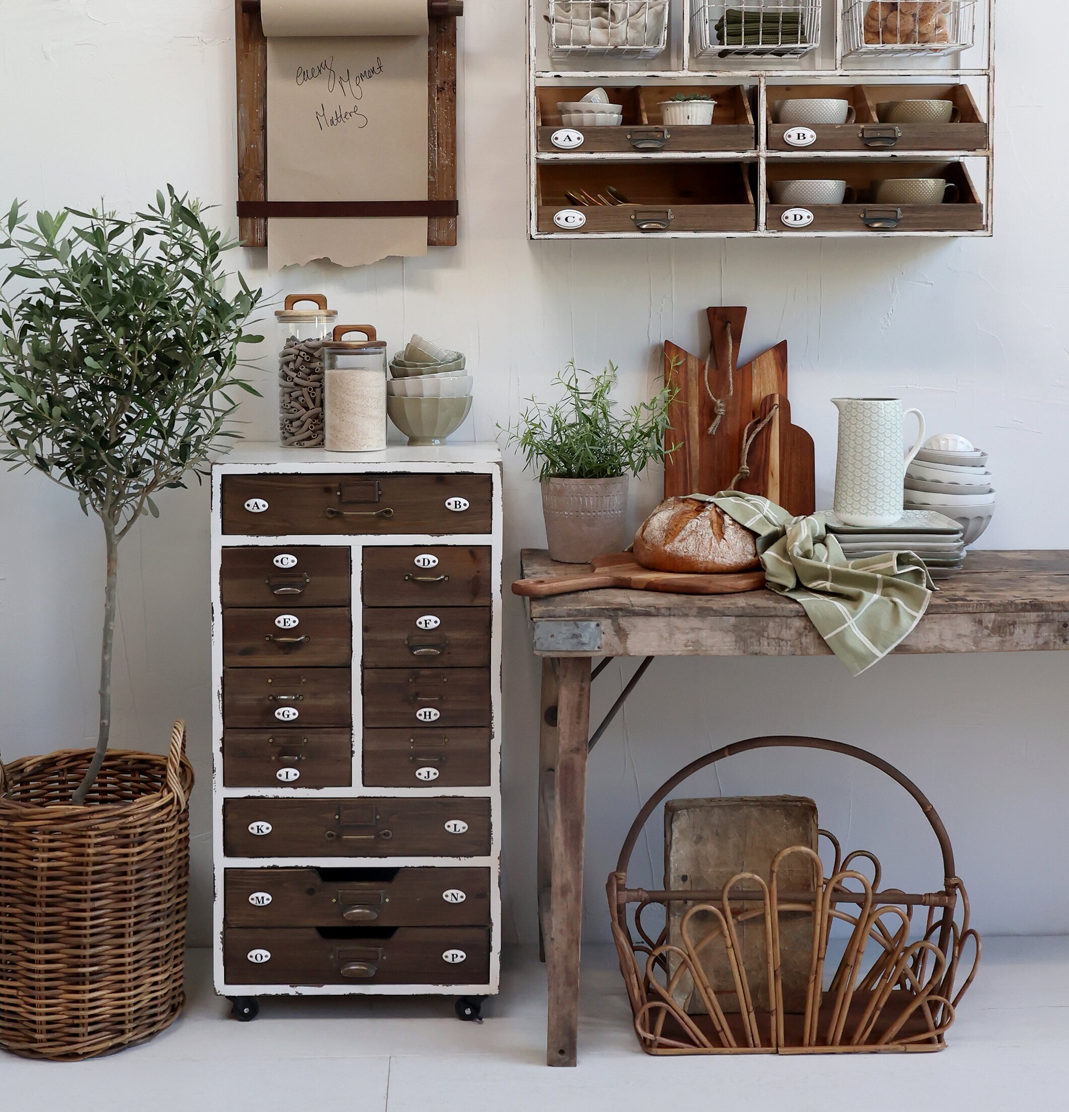 Bild av rustik elegans med trä och keramik detaljer