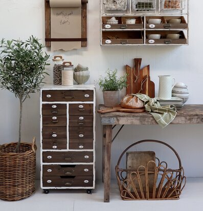 Bild av rustik elegans med trä och keramik detaljer