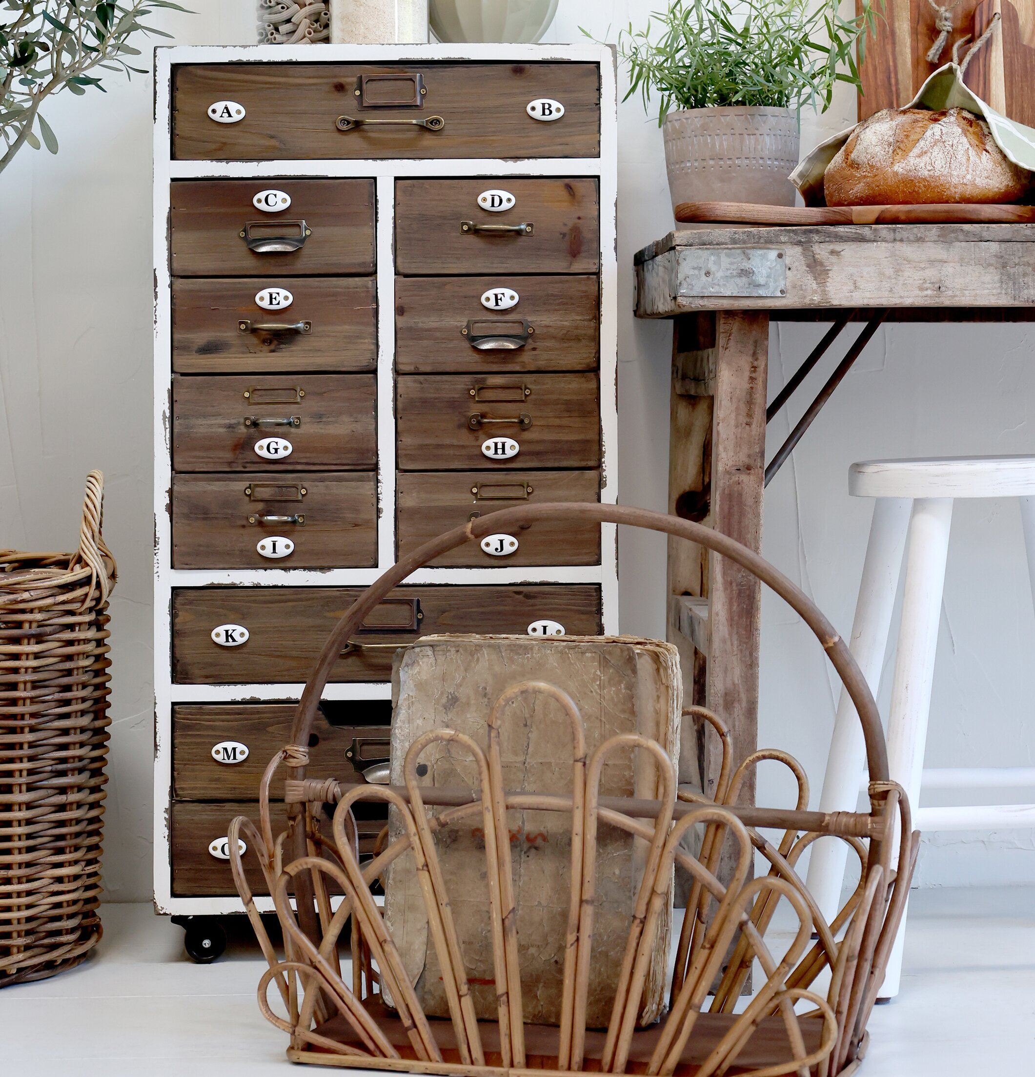 Bild av harmonisk interiör med naturliga material