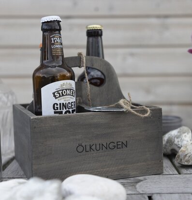 Bild av stilren trälåda för drycker och dekoration