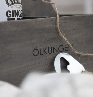 Bild av rustik trälåda med kapsylöppnare och ölflaska