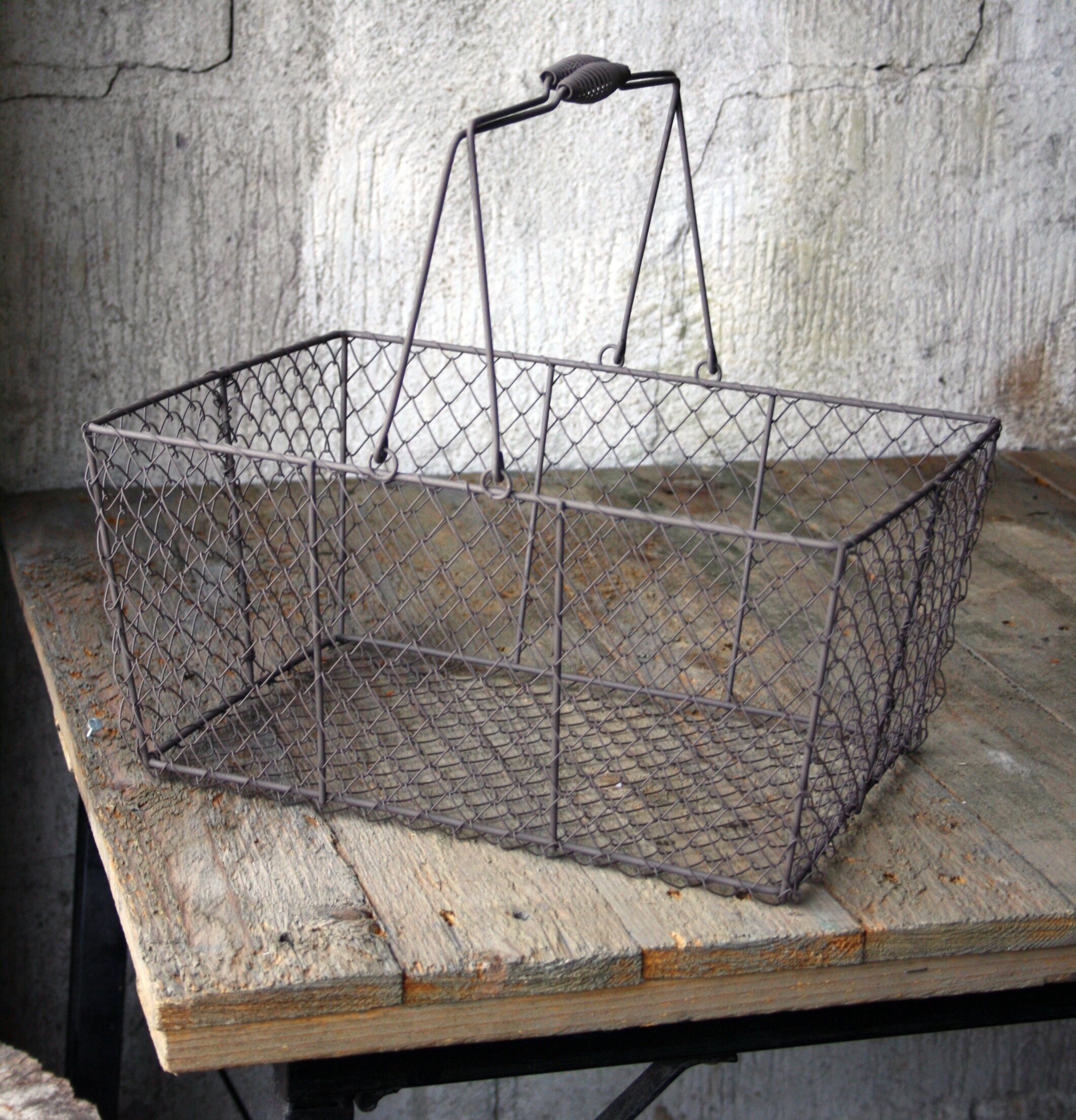 Nätkorg Med Handtag Antikbrun från Västanvinden på träbänk