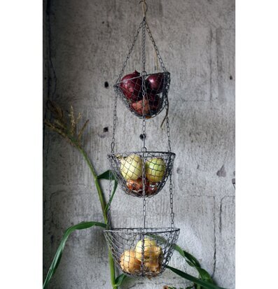 Foto av rustik ampel med lökar mot industriell vägg