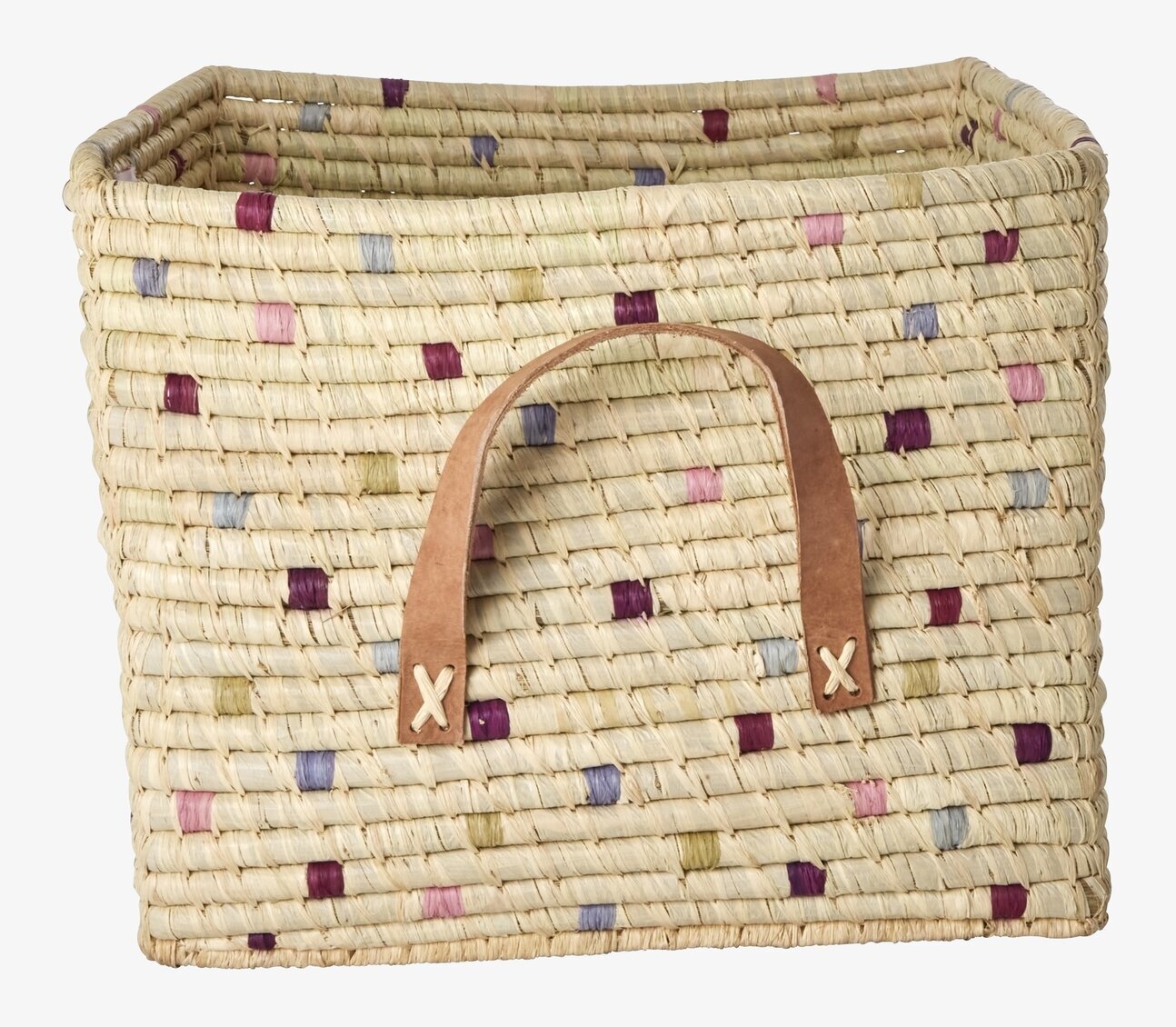 Foto av raffiakorg med färgglada prickar och läderhandtag