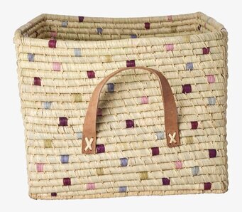 Foto av raffiakorg med färgglada prickar och läderhandtag