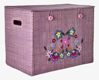 Bild av lila förvaringsbox med broderade blommor