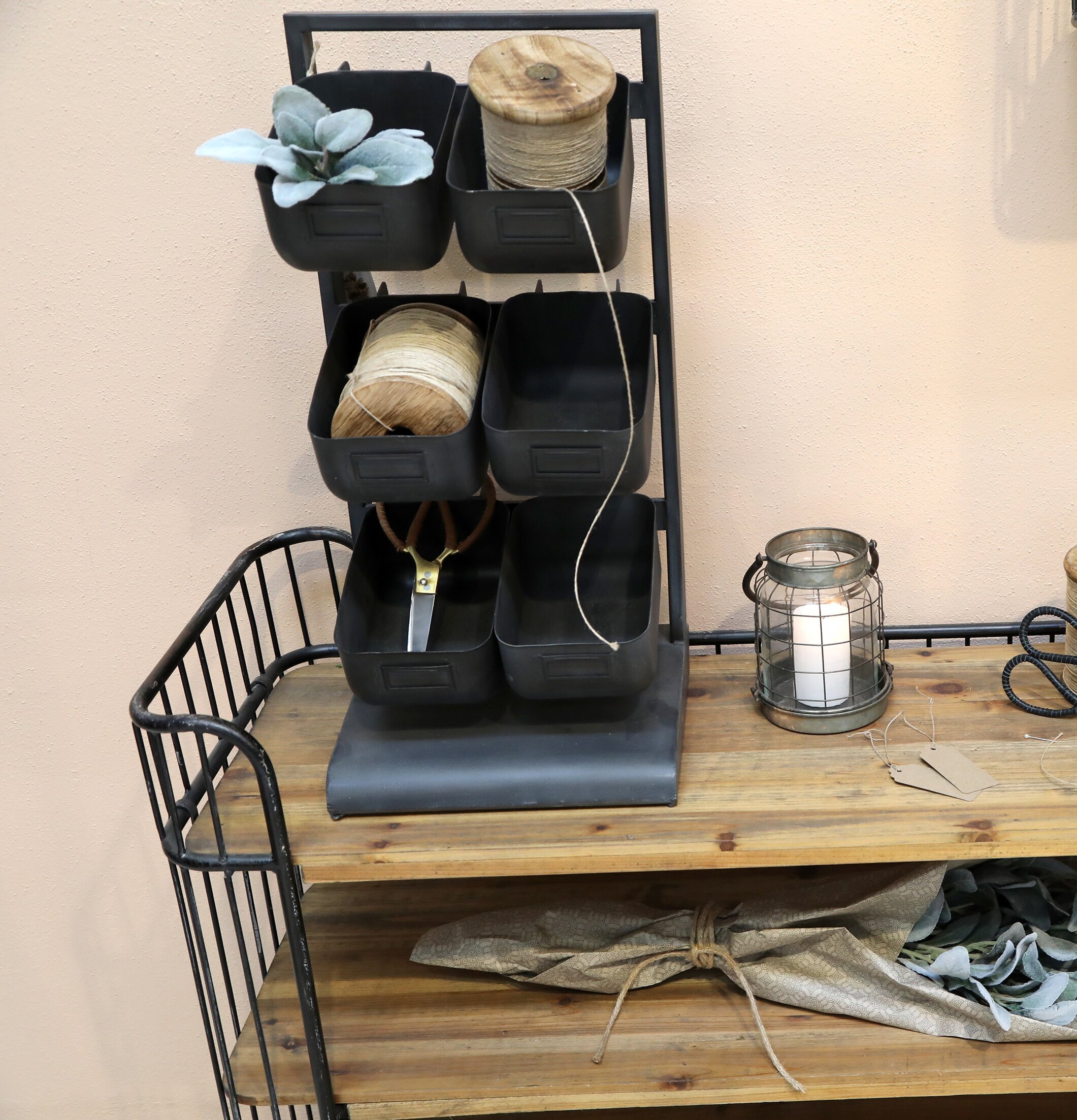 Bild av stilrent förvaringsställ med rustik elegans