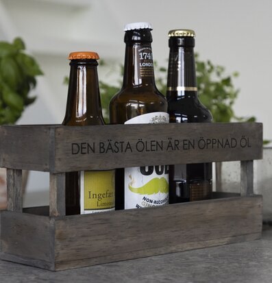 Bild av rustik trälåda med öl och elegant arrangemang