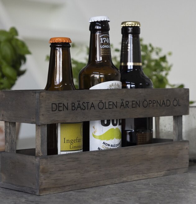 Trälåda - En Öppnad Öl från Different Design med ölflaskor