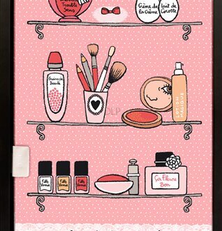 Bild av elegant rosa badrumsskåp med skönhetsprodukter